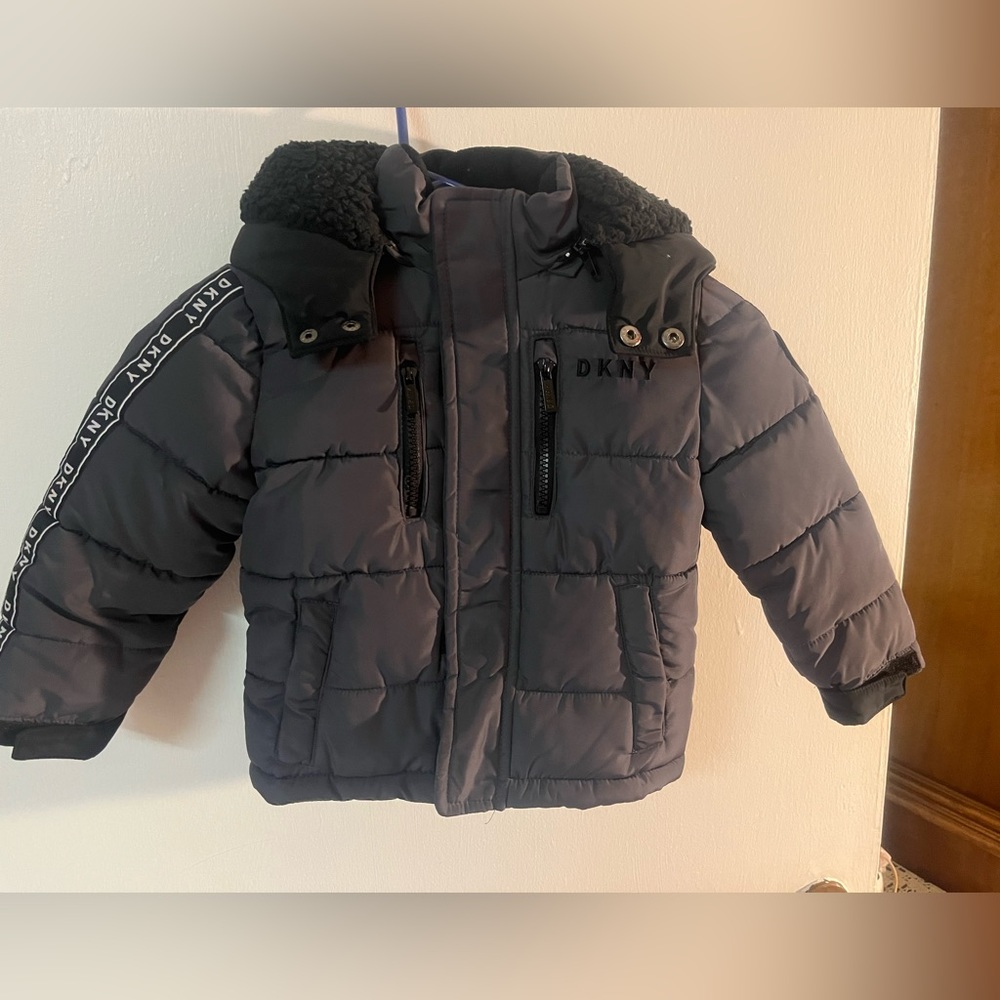DNKY BOYS 3T GRAY PRE-OWNED IN GOOD CONDITION.
